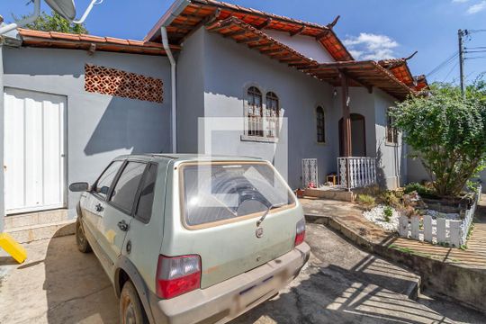 Fachada de casa à venda com 3 quartos, 200m² em Planalto, Belo Horizonte