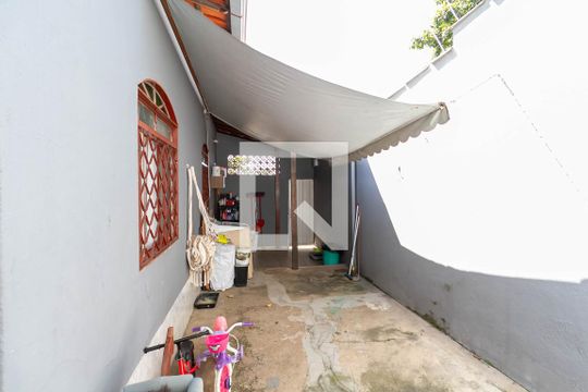 Quintal de casa à venda com 3 quartos, 200m² em Planalto, Belo Horizonte