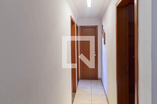 Corredor de apartamento à venda com 3 quartos, 150m² em Serrano, Belo Horizonte