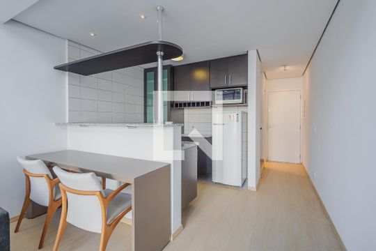 Cozinha de apartamento para alugar com 1 quarto, 65m² em Pinheiros, São Paulo