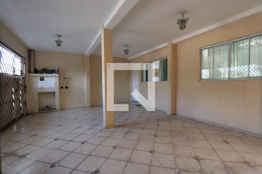Garagem de casa à venda com 2 quartos, 100m² em Vila Olinda, São Paulo