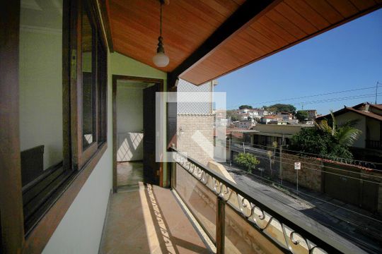 Varanda de casa à venda com 4 quartos, 261m² em Concórdia, Belo Horizonte