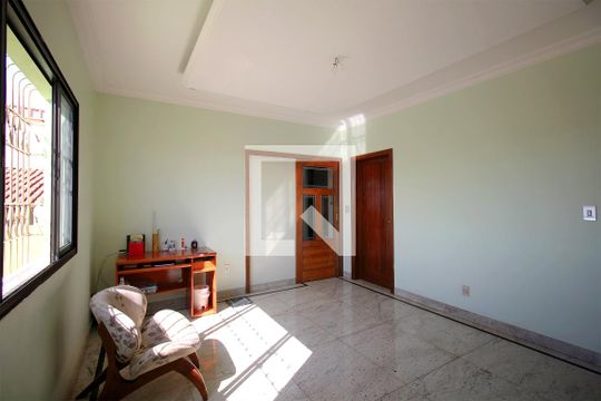 Sala de casa à venda com 4 quartos, 261m² em Concórdia, Belo Horizonte
