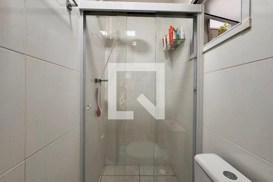 Banheiro  de apartamento à venda com 2 quartos, 49m² em Vila Eldízia, Santo André
