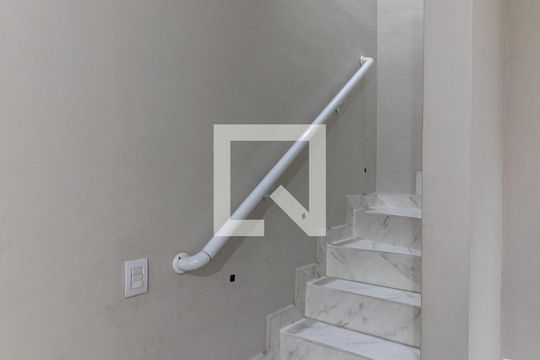 Escada de casa à venda com 3 quartos, 100m² em Jardim Santa Emilia, São Paulo