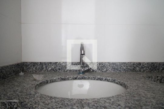 Banheiro de apartamento à venda com 2 quartos, 41m² em Vila Nhocune, São Paulo
