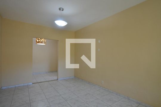 Sala de casa para alugar com 5 quartos, 210m² em Vila Kosmos, Rio de Janeiro