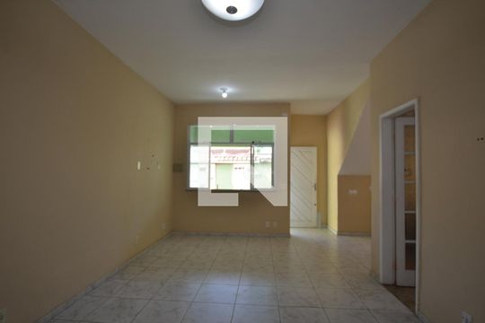 Casa para alugar com 5 quartos, 210m² em Vila Kosmos, Rio de Janeiro