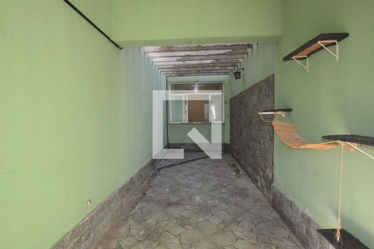Garagem de casa para alugar com 5 quartos, 210m² em Vila Kosmos, Rio de Janeiro