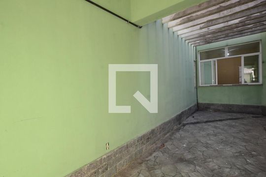 Garagem de casa para alugar com 5 quartos, 210m² em Vila Kosmos, Rio de Janeiro