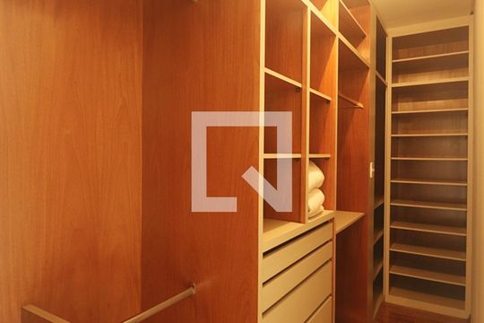 Suíte - Closet do Quarto 1 de casa à venda com 4 quartos, 393m² em Vila Camilópolis, Santo André