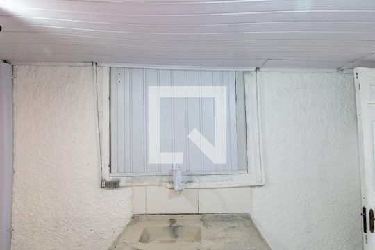 Cozinha de casa para alugar com 1 quarto, 35m² em Vila Guarani (zona Sul), São Paulo