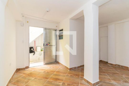 Quarto de casa para alugar com 1 quarto, 40m² em Vila Carmosina, São Paulo