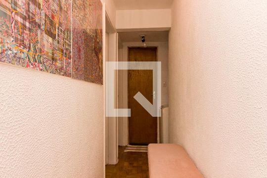 Corredor  de apartamento à venda com 3 quartos, 63m² em Alto de Pinheiros, São Paulo