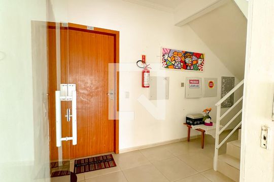 Hall de entrada de apartamento para alugar com 2 quartos, 60m² em Ingleses do Rio Vermelho, Florianópolis