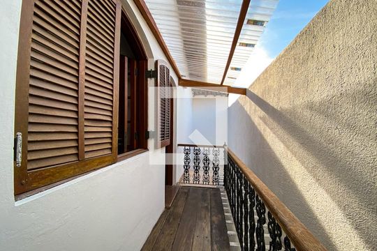 Sacada de casa à venda com 7 quartos, 380m² em Caxingui, São Paulo