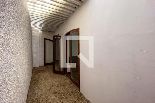 Área externa de casa à venda com 7 quartos, 380m² em Caxingui, São Paulo