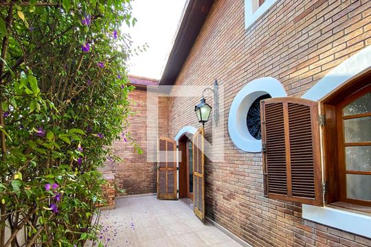 Área externa de casa à venda com 7 quartos, 380m² em Caxingui, São Paulo