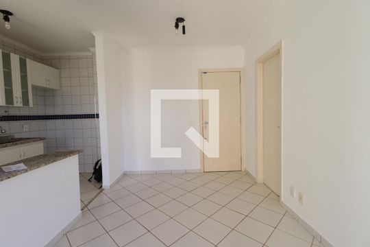 Sala de apartamento para alugar com 1 quarto, 40m² em Presidente Medici, Ribeirão Preto