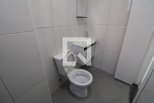 Banheiro de apartamento para alugar com 2 quartos, 50m² em Vila Nivi, São Paulo