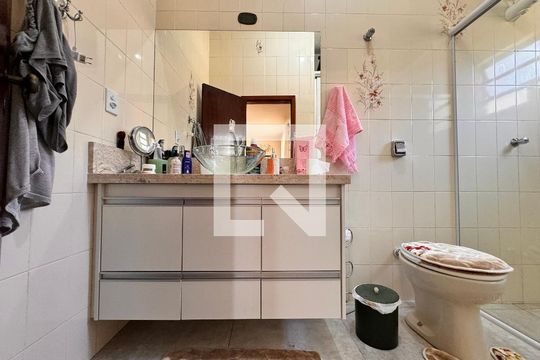 Banheiro da suíte  de casa à venda com 3 quartos, 224m² em Vila Camilopolis, Santo André