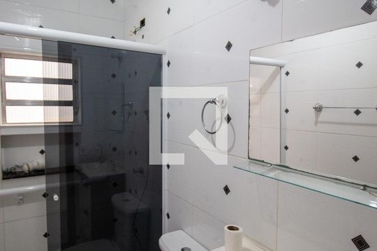 Banheiro de casa à venda com 2 quartos, 60m² em Vila Carmosina, São Paulo
