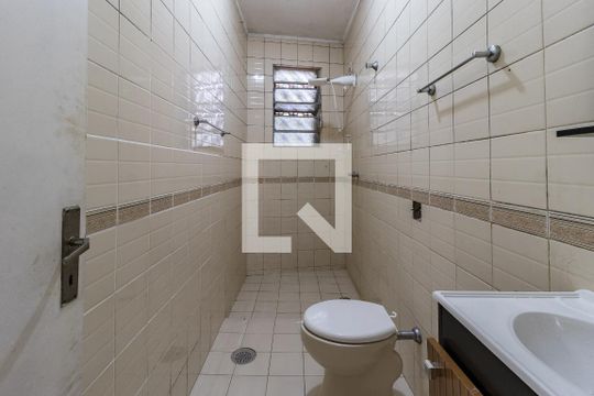 Banheiro de apartamento à venda com 1 quarto, 45m² em Chácara das Pedras, Porto Alegre