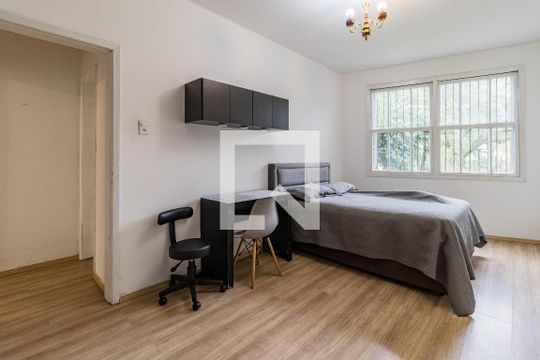 Dormitório de apartamento à venda com 1 quarto, 45m² em Chácara das Pedras, Porto Alegre