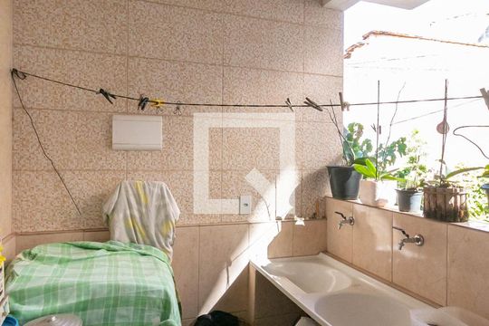 Area de servico de casa à venda com 3 quartos, 360m² em Camargos, Belo Horizonte
