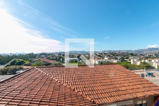 Vista de casa à venda com 3 quartos, 360m² em Camargos, Belo Horizonte