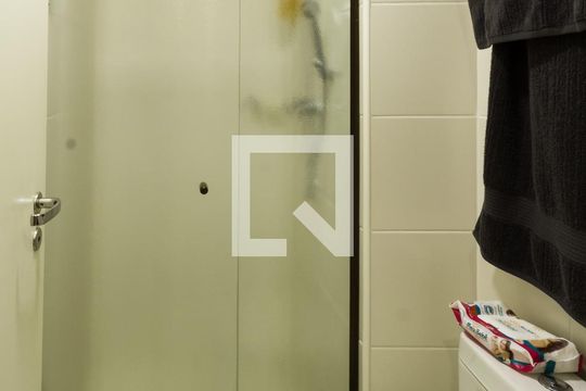 Banheiro de apartamento para alugar com 1 quarto, 34m² em Centro, Curitiba