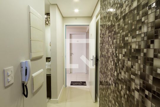 Kitnet - Porta de entrada, interfone e quadro de luz de apartamento para alugar com 1 quarto, 34m² em Centro, Curitiba