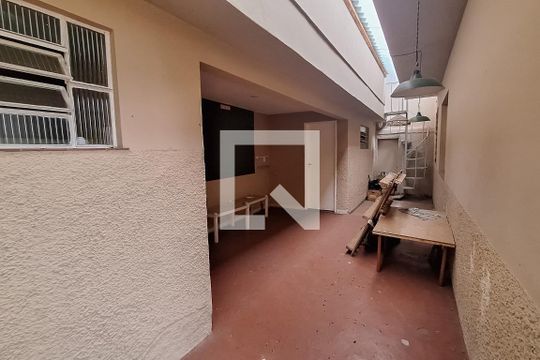 Quintal de casa para alugar com 2 quartos, 110m² em Chácara do Visconde, Taubaté