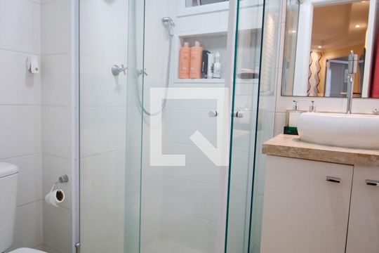 Banheiro de apartamento para alugar com 2 quartos, 58m² em Jardim Monte Alegre, Taboão da Serra