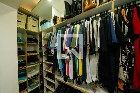 Closet Quarto 1 de casa à venda com 2 quartos, 200m² em Vila Ema, São Paulo