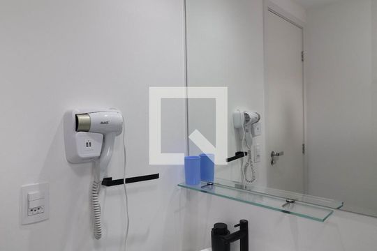 Banheiro de apartamento para alugar com 1 quarto, 29m² em Pinheiros, São Paulo