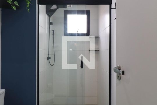 Banheiro de apartamento para alugar com 1 quarto, 29m² em Pinheiros, São Paulo