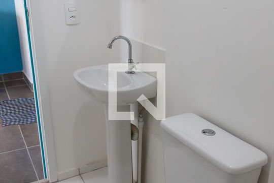 Banheiro de kitnet/studio para alugar com 1 quarto, 24m² em Bonfim, Osasco