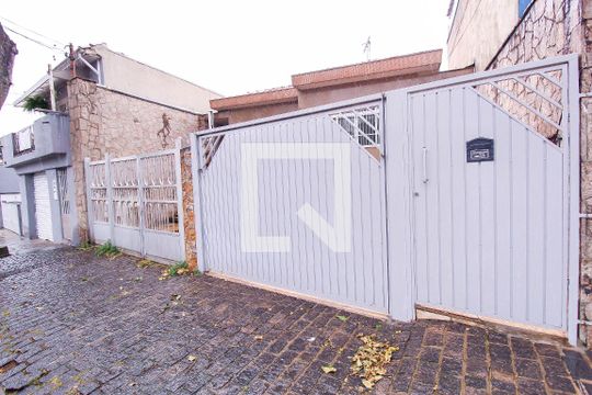 Fachada de casa à venda com 4 quartos, 212m² em Vila Canero, São Paulo