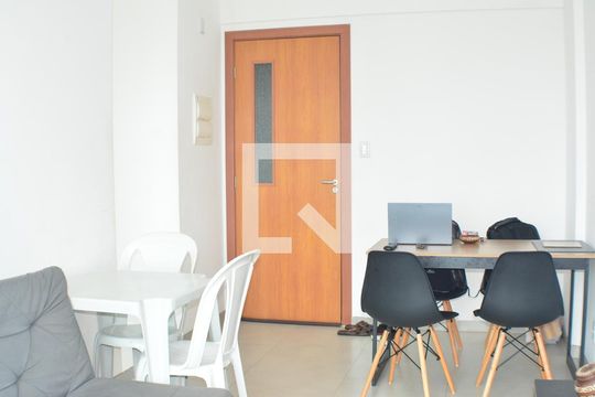 Sala com varanda de apartamento para alugar com 2 quartos, 55m² em Itapuã, Salvador