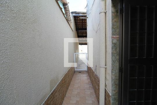 Lateral da casa em direção a frente de casa à venda com 3 quartos, 336m² em Curicica, Rio de Janeiro