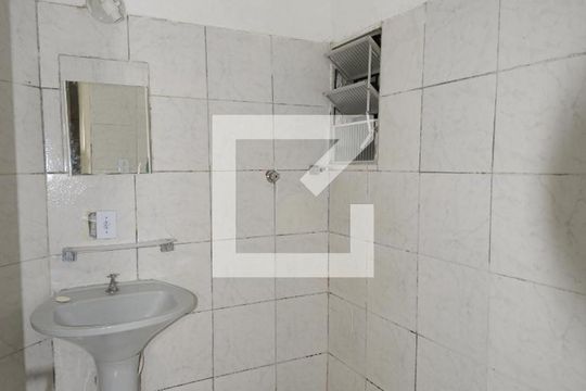 Banheiro de kitnet/studio para alugar com 1 quarto, 25m² em Liberdade, São Paulo