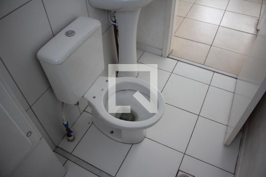 Banheiro de apartamento para alugar com 2 quartos, 44m² em Califórnia, Belo Horizonte