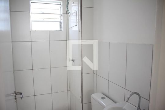 Banheiro de apartamento para alugar com 2 quartos, 44m² em Califórnia, Belo Horizonte
