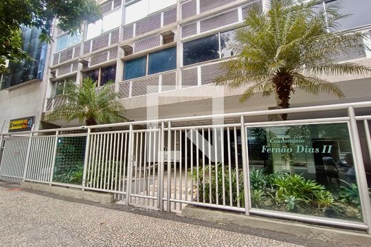 Fachada com cartaz QA de apartamento à venda com 3 quartos, 117m² em Leblon, Rio de Janeiro