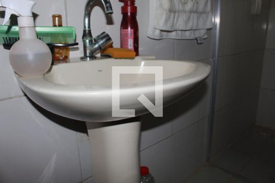 Banheiro de casa para alugar com 2 quartos, 120m² em Jardim do Engenho, Cotia