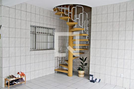 Garagem / Escada acesso a Varanda Gourmet de casa à venda com 2 quartos, 210m² em Jardim Presidente Dutra, Guarulhos