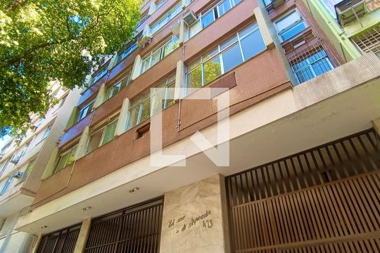 Fachada com cartaz QA de apartamento à venda com 3 quartos, 102m² em Copacabana, Rio de Janeiro