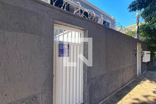 Fachada casa com placa de casa para alugar com 2 quartos, 60m² em Piedade, Rio de Janeiro