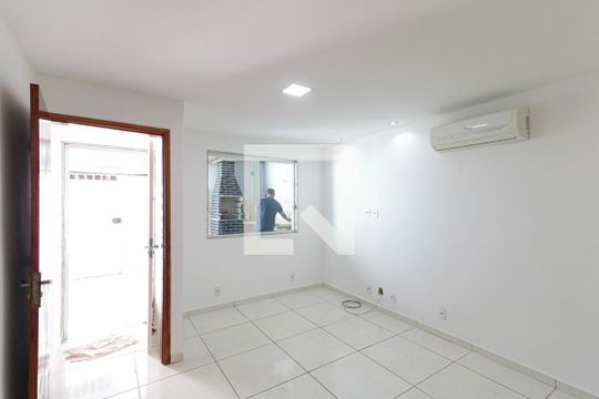 Sala de casa para alugar com 2 quartos, 60m² em Piedade, Rio de Janeiro
